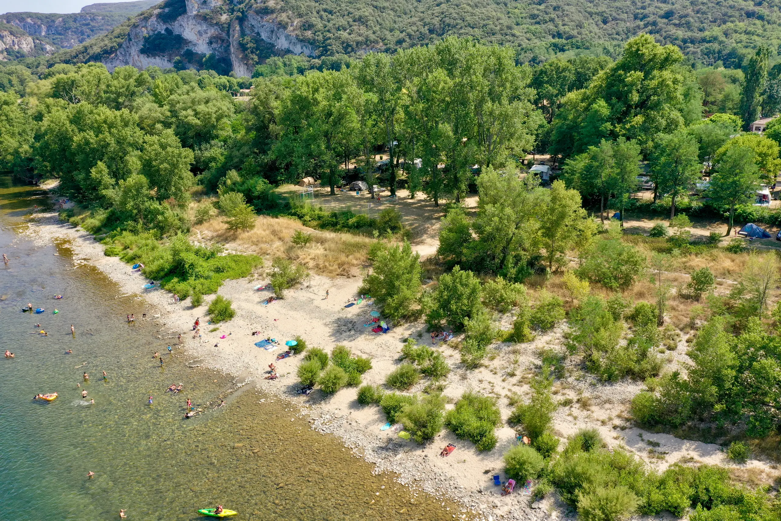Baignade et kayak sur l'Ardèche le long de la plage du camping, vus du ciel