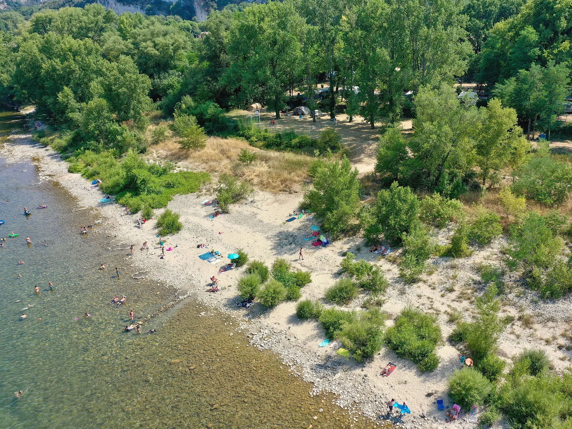 Die Ardèche aus der Luft, ihr Kieselstrand und Badende