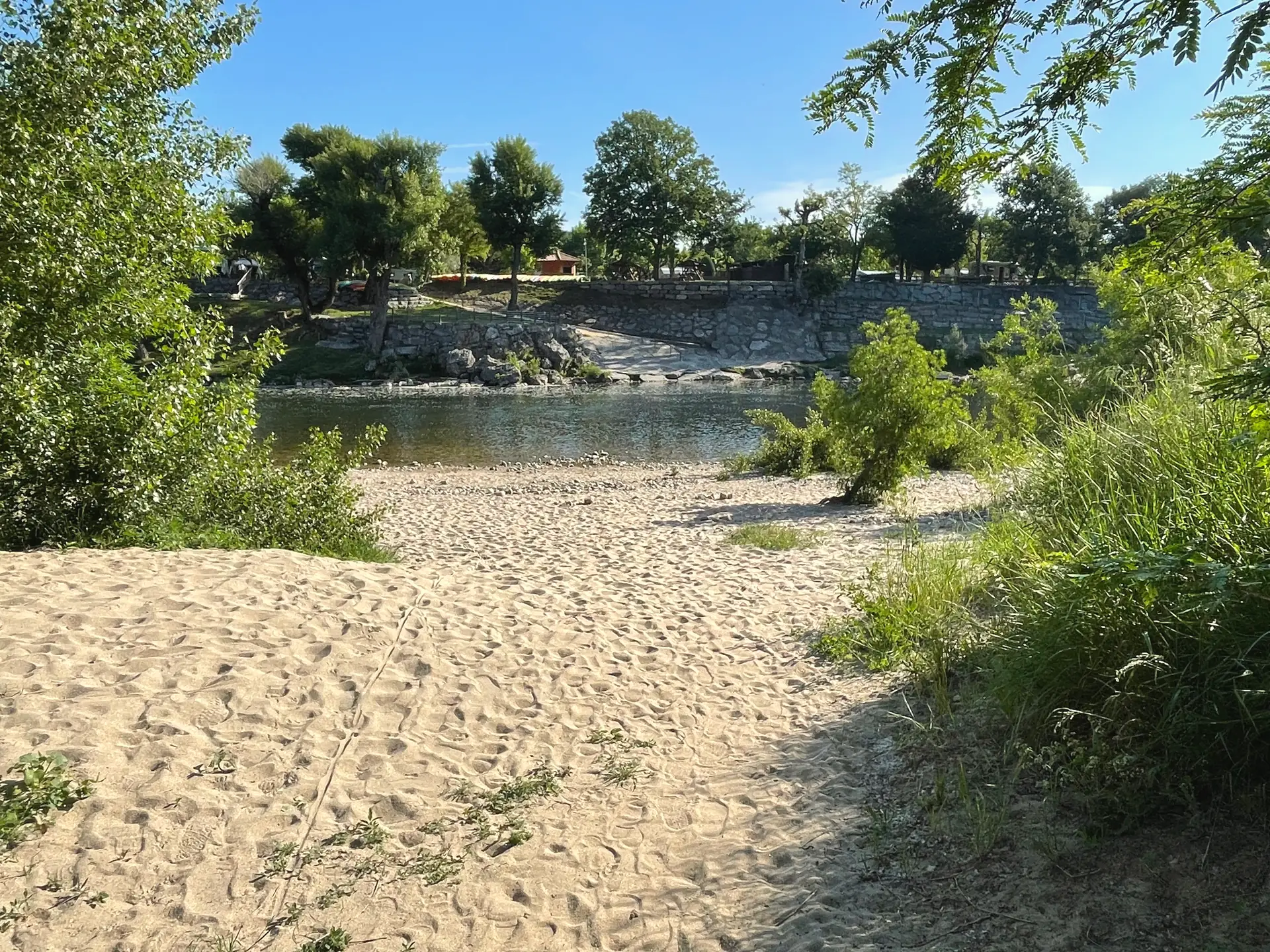 Plage de sable et de galets sur la rivière Ardèche, en accès direct depuis le camping