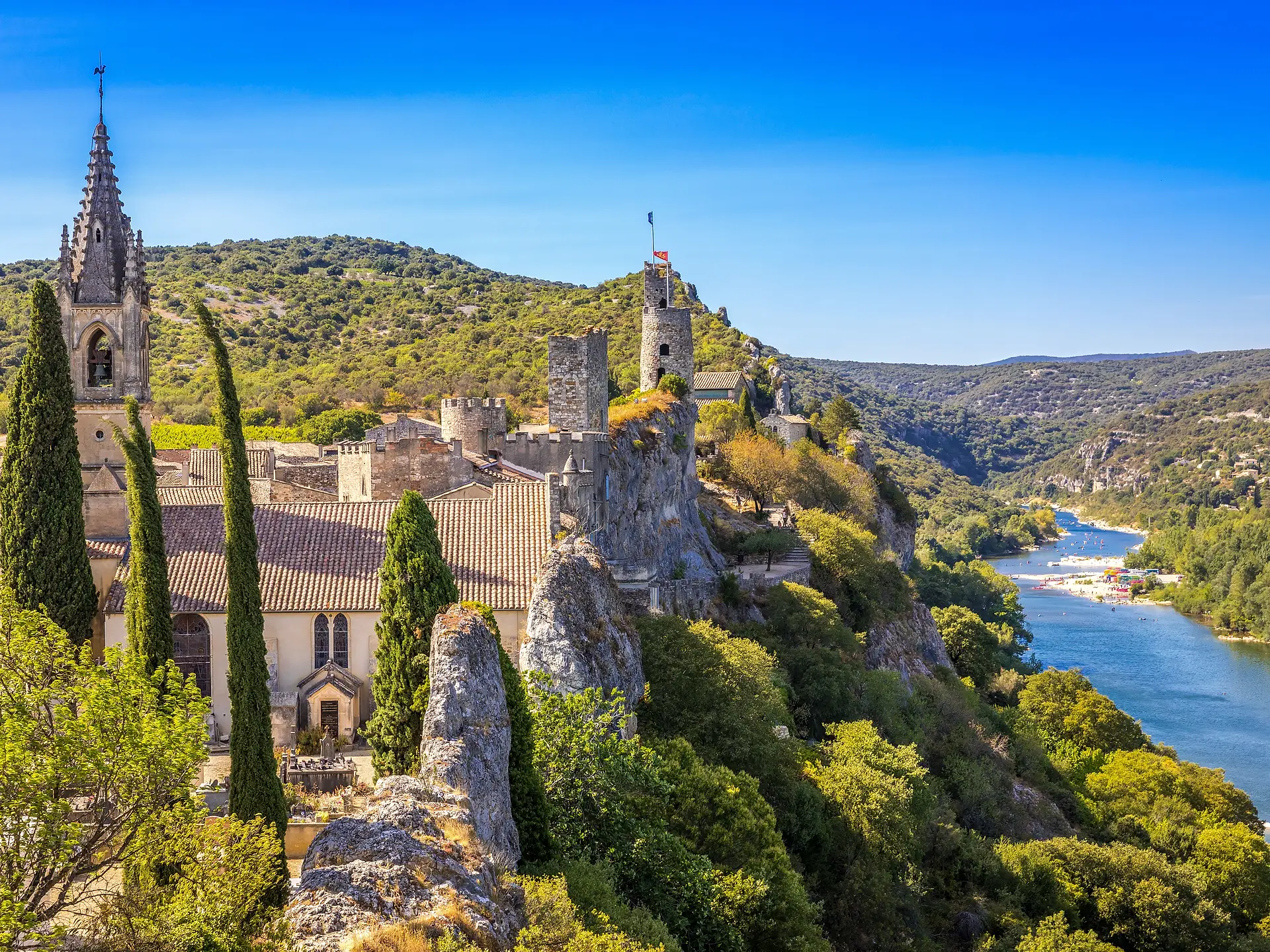 Das Dorf Aiguèze mit seiner Kirche Saint-Roch und seinen alten Türmen, hoch über der Ardèche