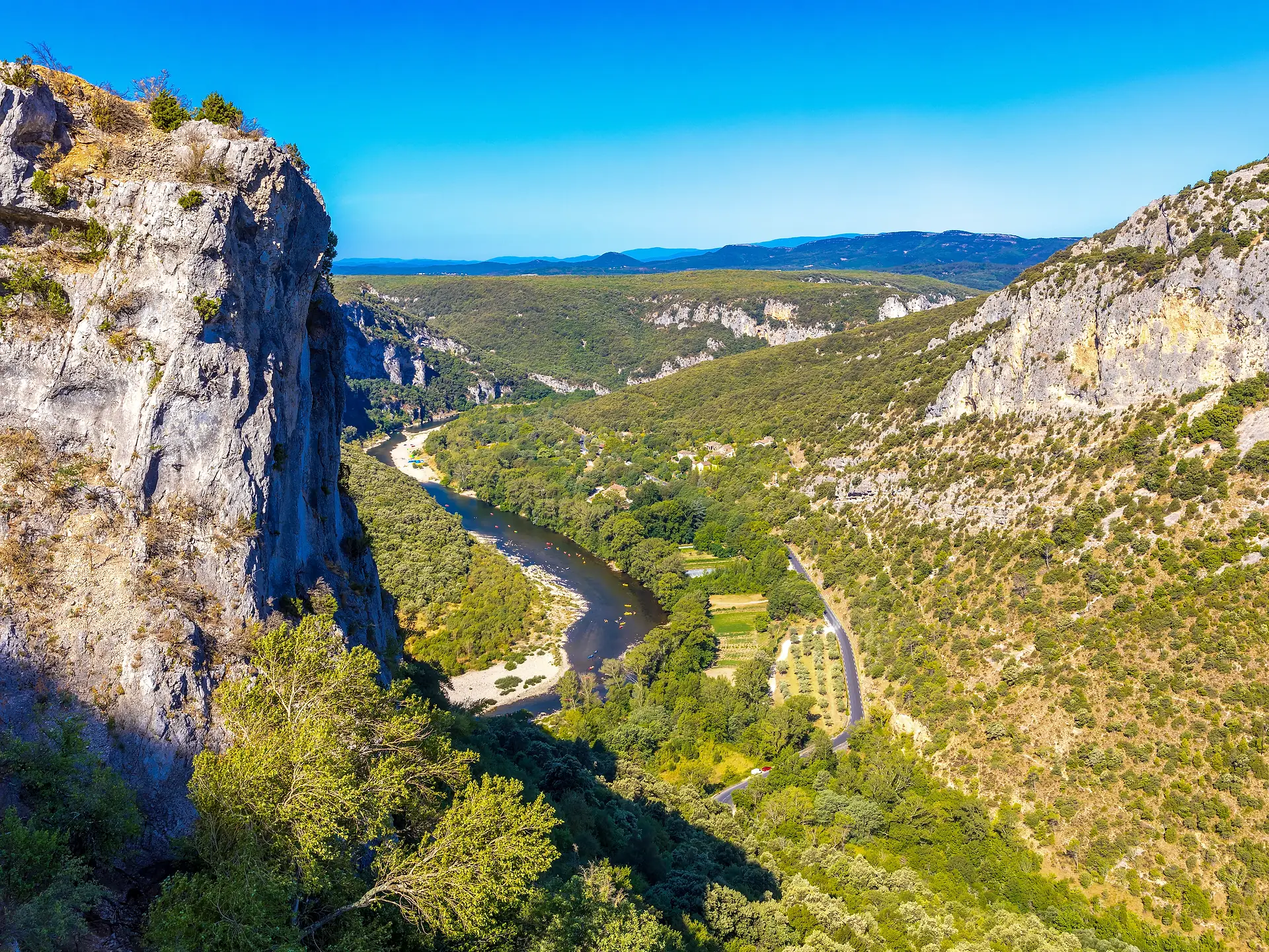 Die Ardèche-Schluchten von einem Aussichtspunkt aus, der Fluss am Grund des Canyons zwischen den Felsen